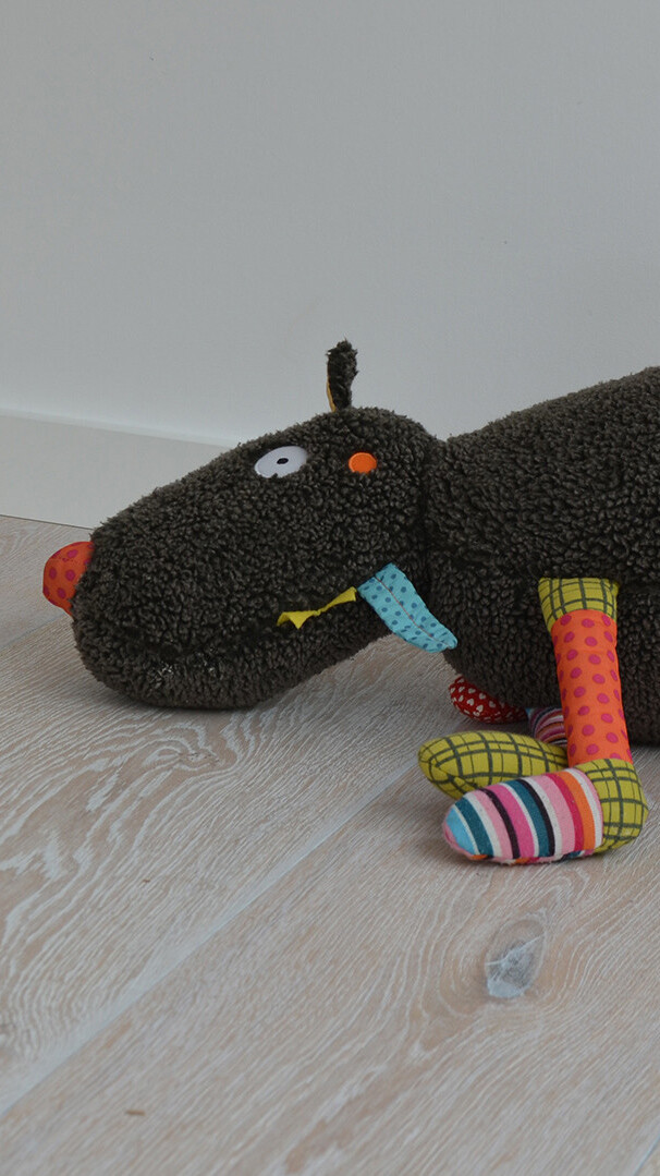 Lindura-Holzboden im neuen Familienheim Heller Lindura-Holzboden und ein Kuscheltier